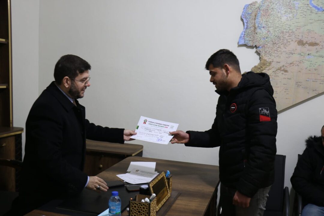 The president of the SFM awards certificates of completion for the “Leadership” training at the A‘azaz headquarters.